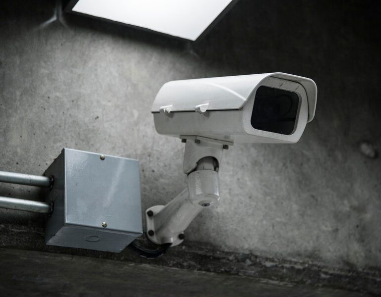 gros-plan-camera-videosurveillance-mur_53876-147761